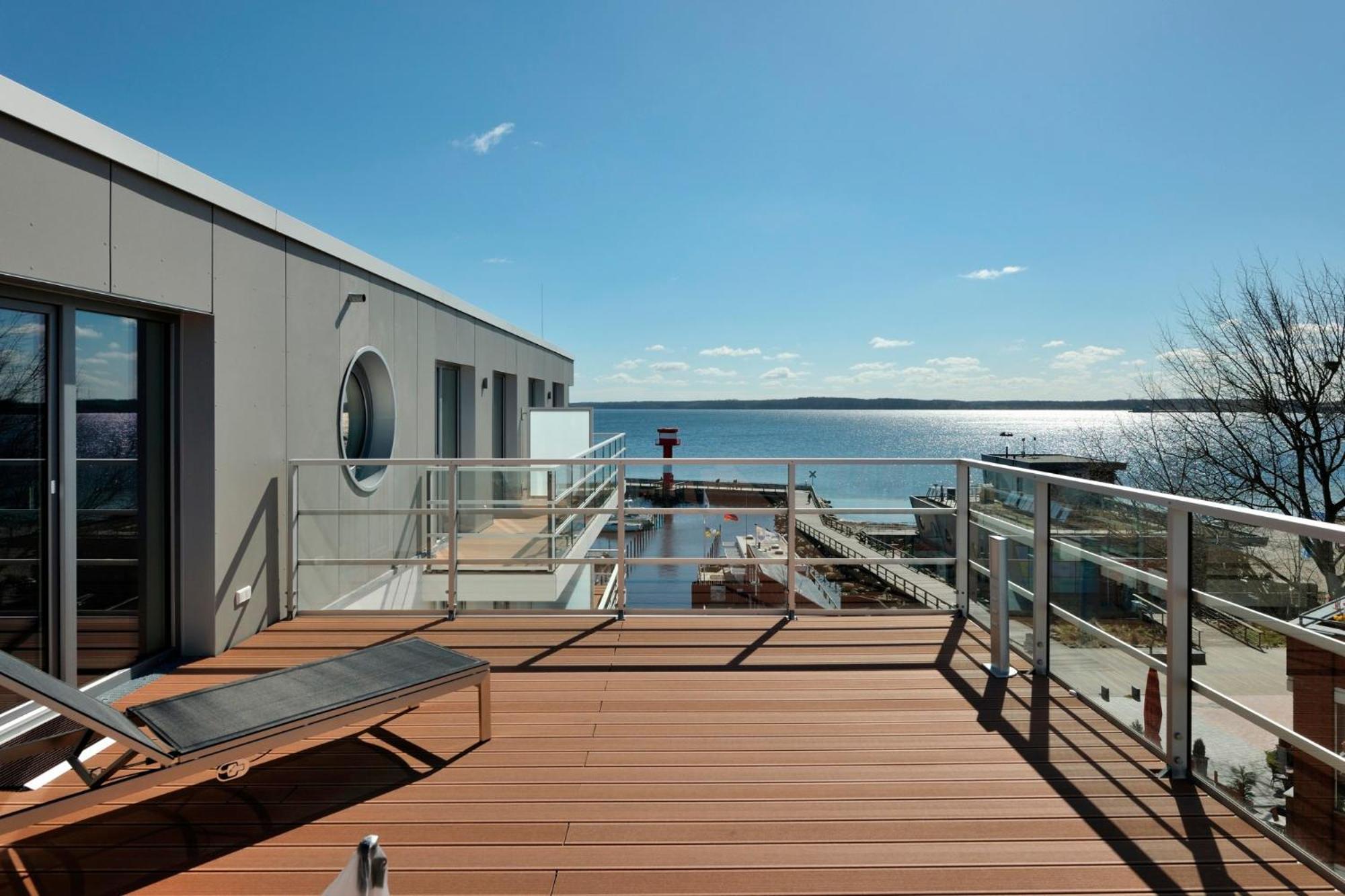 Apartmenthaus Hafenspitze: Seaside Terrace with City Views Eckernfoerde Exterior photo
